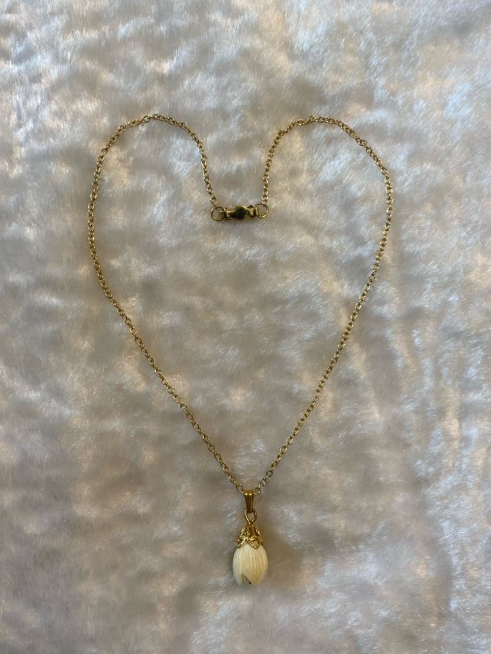 🍀VTG Gold Chain Necklace with Cream Floral Pendant